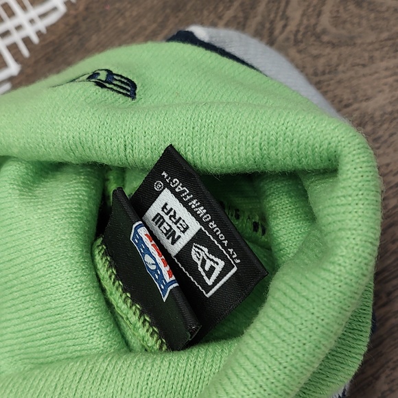 💙 EUC New Era Brand Unisex Use Seattle Seahawks Pom Pom Beanie, OSFM - Picture 4 of 6